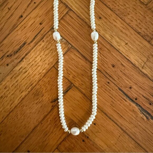 Elegant Freshwater Pearls and Gold Beaded Necklace - Picture 2 of 4